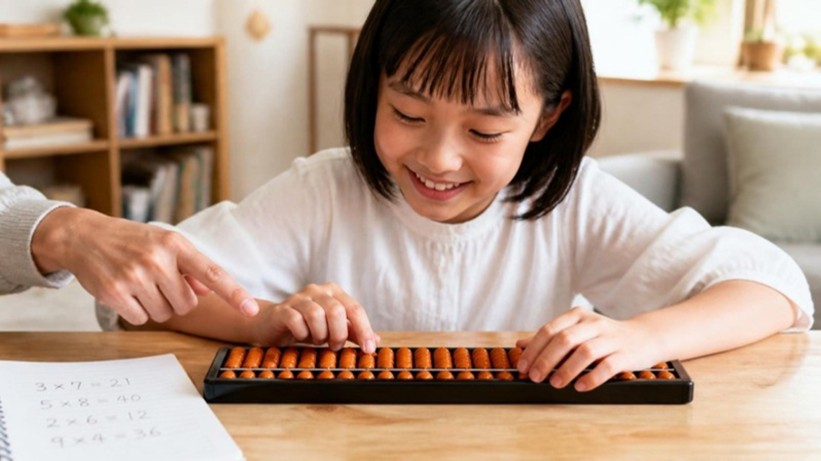 保護者が珠を指さす中、そろばんで掛け算をする笑顔の子ども