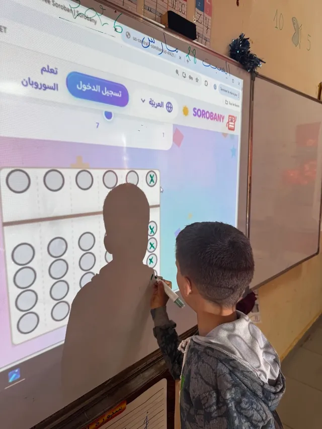 A pupil takes part in a soroban exercise at the board